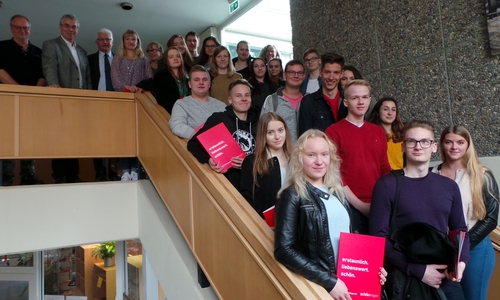 Gymnasiasten aus Finnland und aus Schöningen besuchten das Rathaus. Empfangen wurden sie von Bürgermeister Henry Bäsecke. Foto: Stadt Schöningen