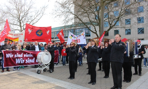Der DGB-Spielmannszug "Gilde" Wolfsburg führte den Demonstrationszug vom Wolfsburger Gewerkschaftshaus zum Rathaus an. Fotos: Eva Sorembik