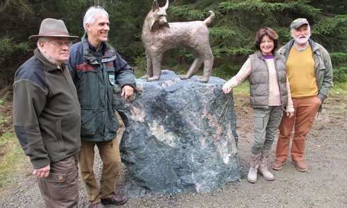 Das neue Luchs-Denkmal am Kaiserweg im Nationalpark Harz mit (von links) dem Mäzen Dietrich Steinhausen, Nationalparkleiter Andreas Pusch, der Künstlerin Anna Barth und ihrem Mann und früheren Nationalparkleiter Dr. Wolf-Eberhard Barth. Foto: Friedhart Knolle.