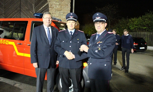 Im Beisein des ersten Stadtrates Burkhard Siebert (links) übergibt der Stadtbrandmeister Christian Hellmeier den Schlüssel des MTW an den Ortsbrandmeister Hendrik Zimmermann. Fotos: Max Förster