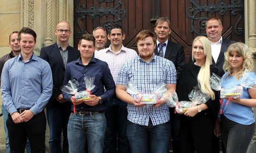 Vordere Reihe von links: Sören Dubielzig, Jonas Niermann, Jonas Frühmark, Alina Kinastowski, Viktoria Jakubowksi, hintere Reihe von links: Can Flechtner, Christian Zech, Erster Stadtrat Henning Konrad Otto, Carlo Barbarito, Bernd Geisler, Bürgermeister Wittich Schobert. Foto: Stadt Helmstedt