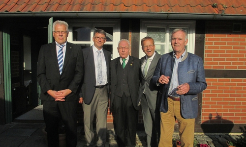 Im Bild "Bachstein-Ruheständler" Willi Müller (2.v.li) eingerahmt von (v.li.) Rüdiger Lehmann und Dieter Lorenz und weiter Jan  Behrendt mit Senior Dieter Behrendt. Foto: Dieter Lorenz