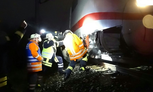 Unter der Leitung von Andreas Schmidt (gelbe Weste) wird das Seitenteil des ICEs  nach dem Unfall abgetrennt. Foto: Pressestelle Kreisfeuerwehr Gifhorn