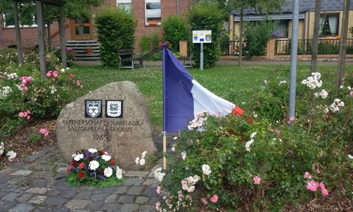 Salzdahlum trauert mit Nizza. Am Freitagabend wurde ein Gesteck auf dem Briouze-Platz niedergelegt. Foto: Bothe