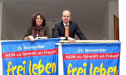 Der Landkreis Helmstedt hisst die Fahnen anlässlich des Internationalen Tags "Nein zu Gewalt an Frauen. Foto: Landkreis Helmstedt