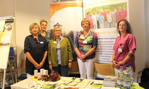 Dagmar Ammon, Eva Reulecke, Heidi Wypich (alle Hospizverein), Mary Angerstein und Doreen König (beide Städtisches Klinikum) (v.li.). Foto: Alexander Dontscheff