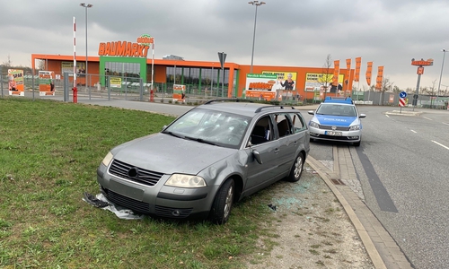 Das Auto wurde von allen Seiten demoliert. Foto: Polizei Peine
