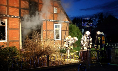 Beim Eintreffen der Feuerwehr in Teschendorf war das Haus bereits vollständig mit Rauch gefüllt. Fotos: Hawellek/Kreisfeuerwehrpressestelle