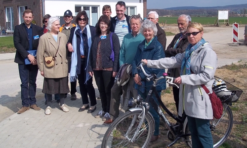 Das Neubaugebiet Doormorgen und der Apothekenweg in Sickte waren nur zwei von vielen Stationen des 2. CDU-Bürgergesprächs in Sickte, das von den CDU-Samtgemeinde- und Gemeinderatskandidaten Tobias Bosse ( 1. von links) und Florian Dörnbrack (8. von links) sowie der CDU-Ratsfrau Ulrike Bosse (5. von links) geleitet wurde. Foto: Privat
