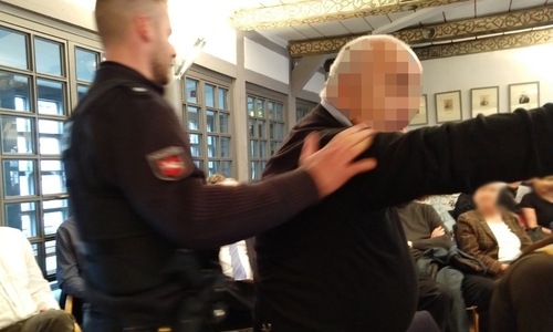 Was den Mann wirklich zu seinem Ausbruch bewegte blieb unklar. Noch im Beisein der Polizei wütete er in Richtung des Bürgermeisters. Fotos: Werner Heise