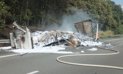 Der LKW wurde beim Brand vollständig zerstört, Foto: Feuerwehr