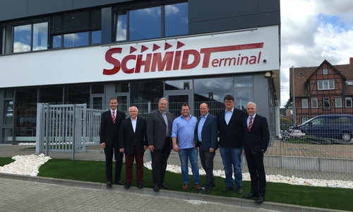 Philipp Cantauw, Wolfgang Gürtler, Frank Oesterhelweg, Dirk Marske, Holger Bormann, Wolfgang Ulrich und Wilhelm Schmidt vor dem Schmidt-Terminal. Foto: Privat