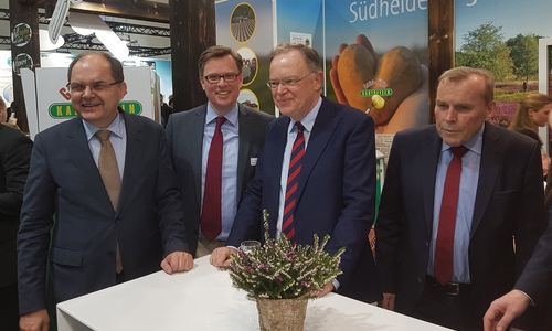 Landrat Dr. Andreas Ebel neben dem Bundesminister für Ernährung und Landwirtschaft Christian Schmidt, dem Niedersächsischen Ministerpräsidenten Stephan Weil sowie dem ersten Vorsitzenden des DEHOGA-Kreisverbands Gifhorn, Armin Schega-Emmerich (links im Bild). Fotos: Landkreis Gifhorn