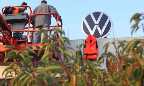 Volkswagen erinnert mit einer Aktion im Stammwerk Wolfsburg an das anhaltende Massensterben auf den Fluchtrouten im Mittelmeer. Als Zeichen der Solidarität hängen seit heute Rettungswesten gut sichtbar an mehreren Stellen im Werk Wolfsburg. Als Initiatoren hinter der Aktion stehen die VW-Vertrauensleute, der Betriebsrat und die Flüchtlingshilfe des Unternehmens. Foto: Volkswagen AG