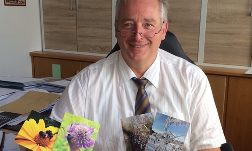 Frank Oesterhelweg präsentiert die neuen Postkarten. Foto: CDU