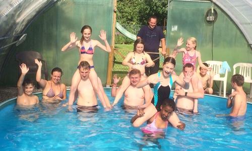 Die Jugendfeuerwehr Linden erfreut sich am Pool. Foto: Privat