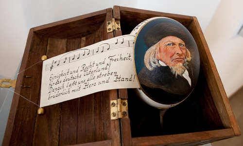 Im Hoffmann-Museum ausgestellt – das „Deutschland-Ei“ der Wolfsburger Künstlerin Regina Hoppe. Foto: HvFM/Meike Netzbandt
