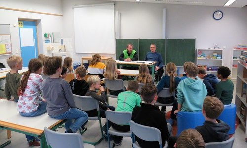 Die Fachleute von Buscopella stellten sich in Lehre den Fragen der Schülerinnen und Schüler.
 Foto: Gemeinde Lehre
