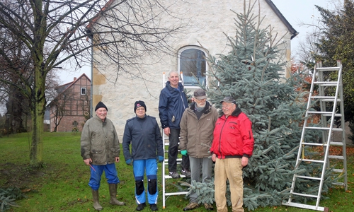 Der von einem Atzumer gespendete Weihnachtsbaum steht bereits vor der Kirche. Aufgestellt wurde er von Jürgen Schunk, Jürgen Lingelbach, Claus Herrmann, Klaus Lange und Erich FaberFoto: Lingelbach
