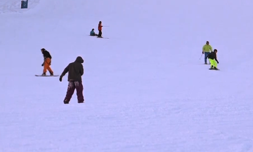 Die Pisten lockten schon am ersten Tag Wintersportler an. Foto: Screenshot/Video:aktuell24.de