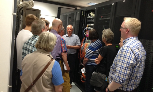 Der Leiter des Rechenzentrums der Ostfalia Peter Franke erklärt den Gästen des SPD-Sommerprogramms die Technik im Serverraum. Foto: SPD