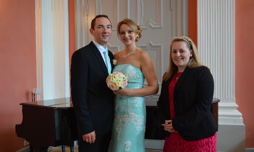 Das Brautpaar Elvira und Dimitrij Jeske mit Standesbeamtin Alina Curland. Foto: Margit Richert