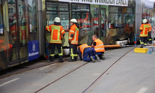 Feuerwehr und Verkehrs GmbH im Einsatz. Fotos: Rudolf Karliczek