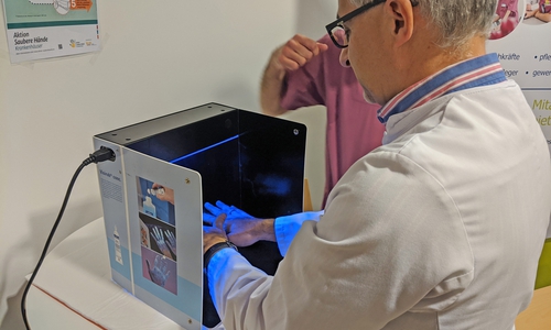 Mittels einer Schwarzlichtlampe konnte die Händedesinfektion überprüft werden. Foto: Städtisches Klinikum Wolfenbüttel