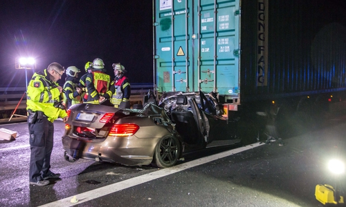 Die Rettungskräfte wurden am heutigen Montagabend vor schwierigen Herausforderungen gestellt. Im Interview: Einsatzleiter Nikolas Fischer. Foto: Rudolf Karliczek; Video: Aktuell24 (BM)