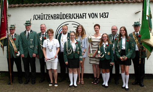 Das neue Königshaus v. l.
Fähnrich Dirk Rüstig, Vorsitzender Frank Pape, Großer König Henning Meyer, Volkskönigin Yvonne Frackowiak, Kleiner König Dennis Meyer, Kleine Königin Steffi Klinge, Jugendkönigin Merle Stegemann, Bogenpokal Andrea Nischan, Schülerkönigin Lilly Dellert, Hirschkönig Peter Illner, Spielmannszugpokal Jugend Alicia Perschke und Fähnrich Ewald Müller. Es fehlt die Große Königin Laureen Bodemann. Foto: Illner