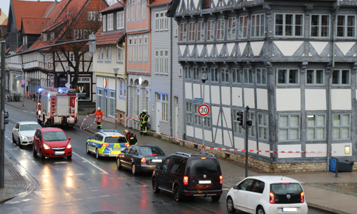Aufgrund des Sturms hat die Feuerwehr an der Breiten Herzogstraße den Gehweg gesperrt. Foto: Anke Donner