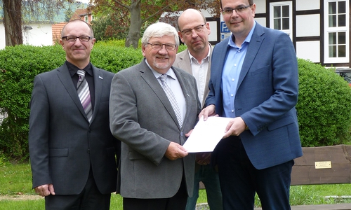 Vertragsunterzeichnung in Langelsheim (v.r.n.l.): Bürgermeister Ingo Henze, Bauamtsleiter Ralf Schönian, Verbandsvorsteher Hans-Hermann Baas und Olaf Schröder, Geschäftsführer des Wasserverbands Peine. Foto: Wasserverband Peine 