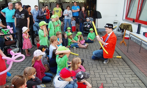 Fasziniert waren die Kinder von „Voßi“, der Figuren aus Luftballons formte und mit kleinen Zaubertricks und Feuerspucken begeisterte. Fotos: Andreas Thurm