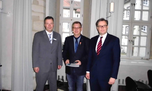 Von links: Michael Gandt - Geschäftsführer des Volksbundes Deutsche Kriegsgräberfürsorge Bezirksverband Braunschweig, 
Harald Bohne-Hagen, 
Landrat Dr. Andreas Ebel – Vorsitzender des Volksbundes Deutsche Kriegsgräberfürsorge Kreisverband Gifhorn. Foto: Landkreis Gifhorn
