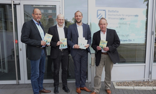 (v.l.) Prof. Dr. rec. Medic. Ludger Batzdorfer (Dekan Fakultät Gesundheitswesen), Prof. Dr. Dirk Sabbert (Dekan Fakultät Fahrzeugtechnik der Ostfalia), Jens Hofschröer (Geschäftsführer der WMG) und Prof. Dr. Albert Heinecke (Dekan Fakultät Wirtschaft der Ostfalia)

Foto: WMG