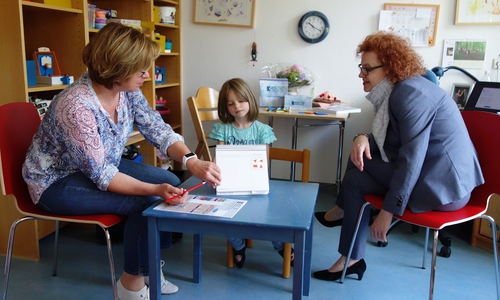 Sparkassensprecherin Alexa von der Brelje (r.) durfte zuschauen, als Psychologin Jutta Dertmann (l.) mit Jula den neuen Intelligenztest durchspielte. Foto: Sparkasse Gifhorn-Wolfsburg
