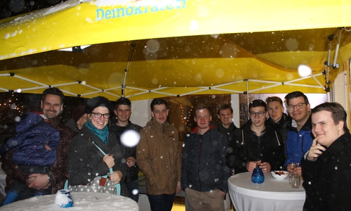 Draußen wie drinnen trafen sich am Sonntag Wolfenbütteler Freidemokraten zur Weihnachtsfeier bei Björn Försterling (2. von rechts). Foto: FDP