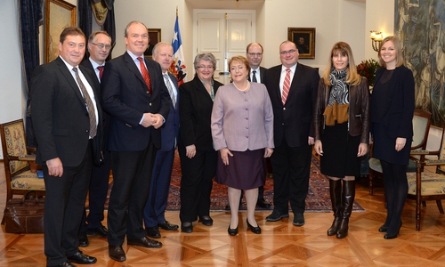 Im Palast La Moneda hat die chilenische Präsidentin Michelle Bachelet (6. v.l.) ihren Sitz. Mit ihr sprach die Delegation der Unionsabgeordneten über Arbeitsmarkt- und Sozialpolitik. Foto: Privat
