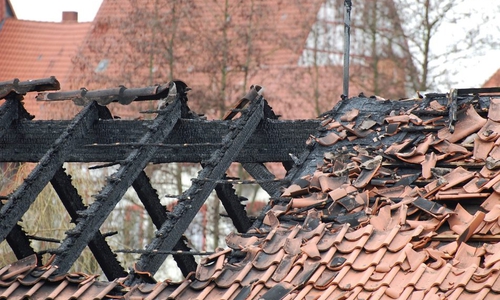 Ein Feuer zerstört schnell Großteile eines Gebäudes. Eine Versicherung fängt den finanziellen Schaden ab. Symbolfoto: Pixabay