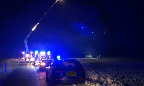 Die Feuerwehr übernahm die Ausleuchtung der Einsatzstelle, nachdem der Fahrer beim Versuch, sich einer Polizeikontrolle zu entziehen verunfallt war. Foto: Feuerwehr Helmstedt