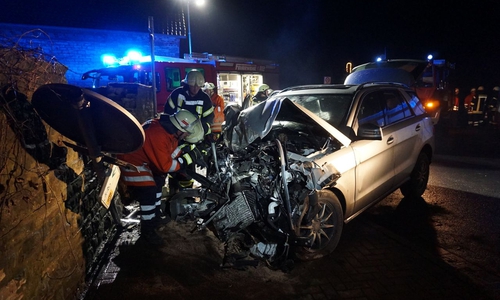 Warum es zu dem Unfall kam, kann die Feuerwehr bislang nicht sagen. Foto: Aygün Erarslan