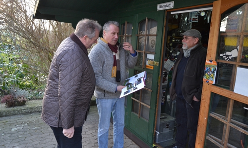 Zu Besuch bei der kleinsten Fahrradwerkstatt Deutschlands.  Von links: Frank Oesterhelweg, Andreas Glier und Messerschmidt. Foto: Privat