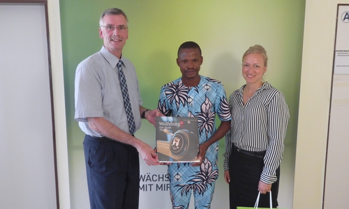 Manfred Hüller (Leiter Referat Repräsentation und Internationale Beziehungen, l.) und Christin Eckstein (Referat Repräsentation und Internationale Beziehungen, r.) betreuten Pascal Dossa während seiner Hospitation im Rathaus. Foto: Stadt Wolfsburg
