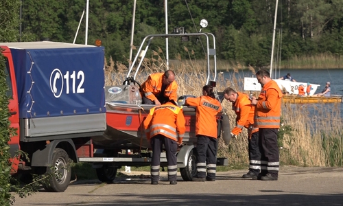 Mit einem größeren Boot wurde der Mann von der Badeinsel geholt. Fotos: aktuell24/KR