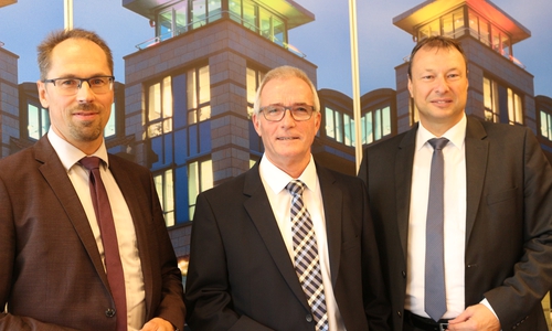 Matthias Gericke, Ernst Gruber und Thomas Stolper gaben am Donnerstag bekannt, dass die Volksbank einige Filialen schließen wird. Fotos: Anke Donner