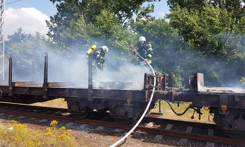 Die glimmenden und brennenden Eichenbohlen mussten teilweise mit einer Kettensäge herausgesägt werden, damit das Feuer gelöscht werden konnte. Fotos: Peter Splitt/Feuerwehr Vechelde