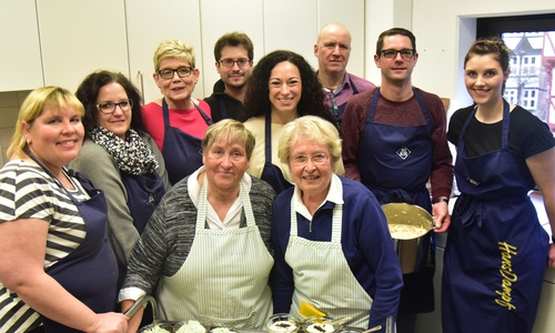 Nicole Berkau, Meike Leonhardt, Conny Röckl, Sascha Kropf, Andrea Freier, Helmut Röckl, Dennis Weihe, Katharina Oppermann, (vorne:) Sigrid Berkau, Brunhilde Melnicky. Foto: kleine bühne