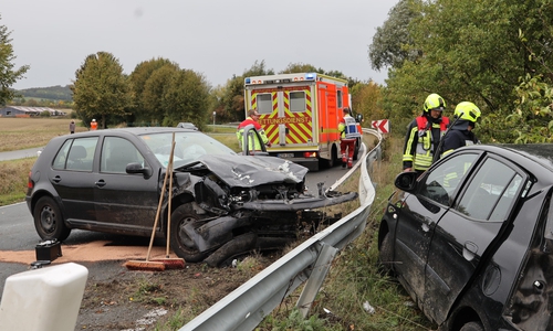 Das Ausmaß der Schäden zeigt, mit welcher Wucht die Fahrzeuge aufeinandergeprallt sein müssen. Fotos: Rudolf Karliczek