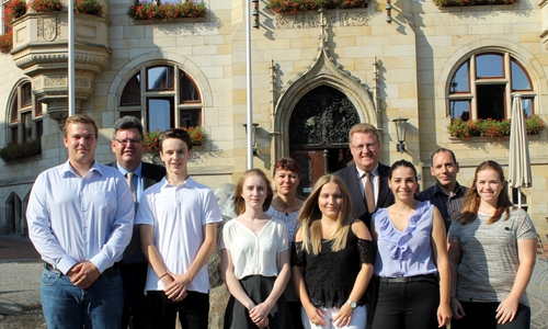 Drei Azubis und zwei Anwärterinnen beginnen ihre Ausbildung. Auf dem Foto: untere Reihe von rechts: Christina Thomas (20), Sophie Flohr (21), Jadie Simson (21), Pauline Schrobback (19) und Yannick Müller (16) Zum Begrüßungsteam gehörten (ebenfalls untere Reihe): Rudolf Sorge (Jugend- und Auszubildendenvertreter; zweite Reihe von rechts: Can Flechtner (Personalratsvorsitzender), Jörg Stielau (Ausbildungsleiter), Alexandra Müller (Personalservice) und Thomas Bode (Geschäftsbereichsleiter). Foto: Stadt Helmstedt
