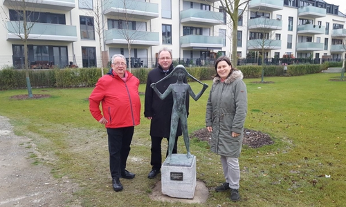 Von links: Ortsbürgermeister Stadtmitte Detlef Conrad, Stefan Krieger (Geschäftsbereichsleiter Kultur) und Steffi Crain (Institut für Zeitgeschichte und Stadtpräsentatioin-IZS)